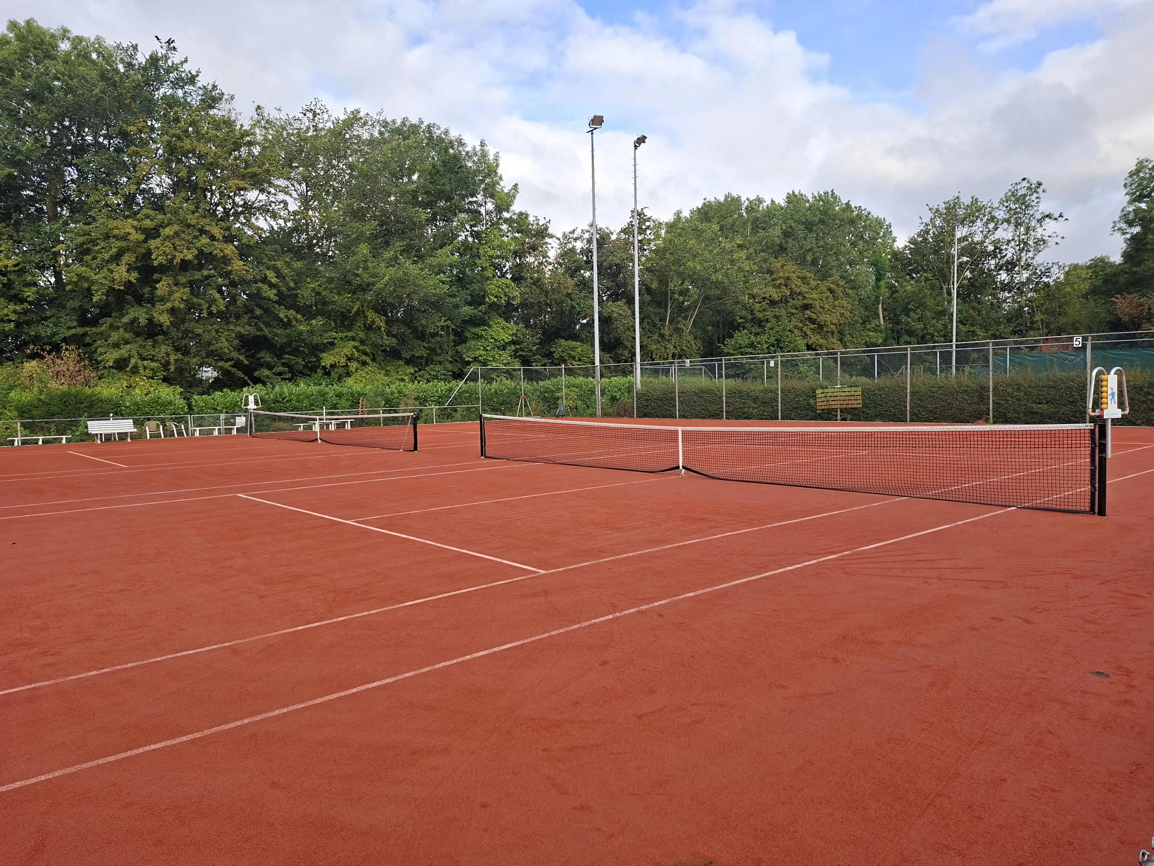 Renovatie tennisrood banen